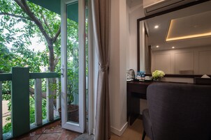 Minibar, caja de seguridad en la habitación y decoración personalizada 