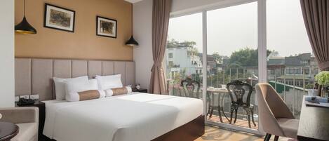 Deluxe-Doppelzimmer, Balkon | Minibar, Zimmersafe, individuell dekoriert, Schreibtisch