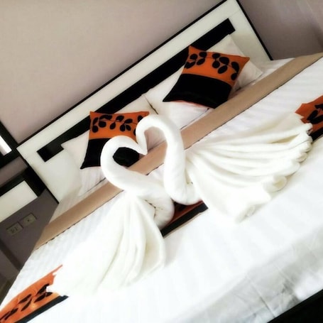 Deluxe Suite Room | Minibar, blackout drapes, free WiFi