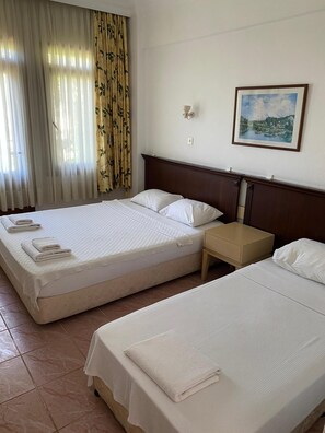 Escritorio, sistema de insonorización y tabla de planchar con plancha 