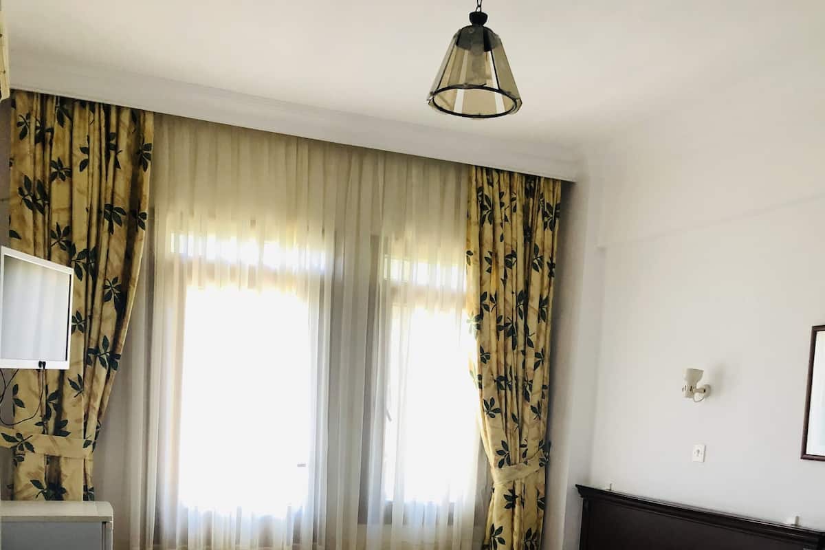 Standard Triple Room | Desk, soundproofing, iron/ironing board, rollaway beds