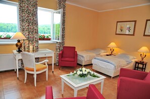 Lits bébé (en supplément), lits pliants/supplémentaires, draps fournis