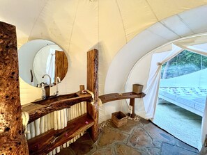 Tente, 1 très grand lit | Salle de bain | Articles de toilette (gratuits), séchoir à cheveux, peignoirs