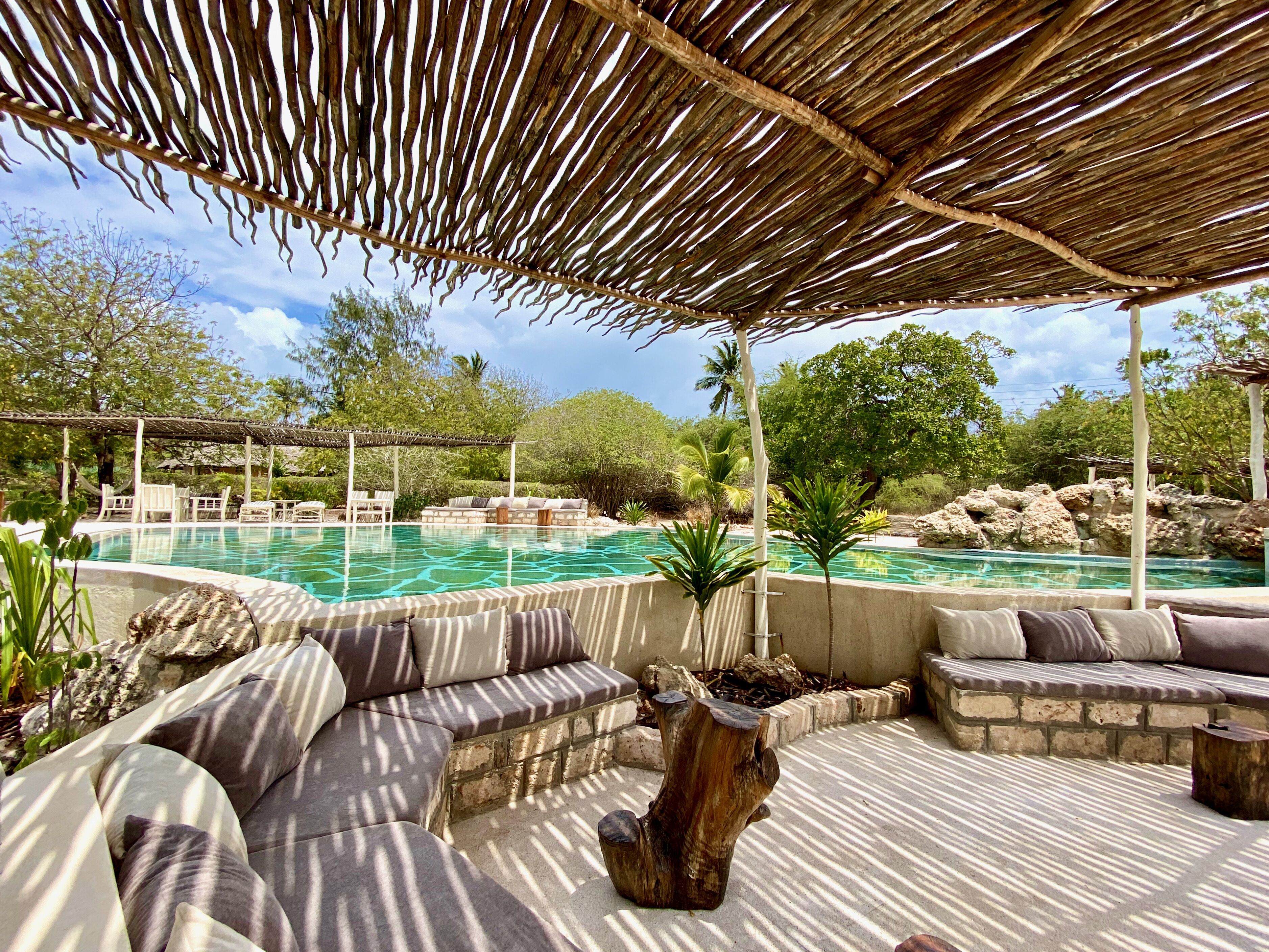 Utendørsbasseng, et basseng med foss og solsenger