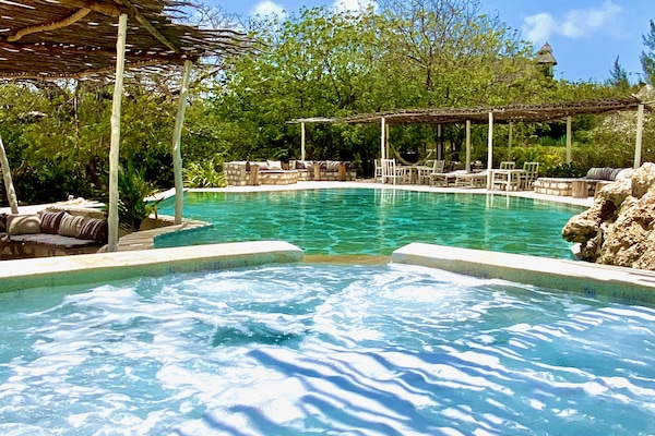 Banyera d'hidromassatge a l'aire lliure