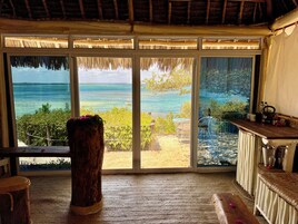 全景村舍, 1 张特大床, 海洋景观 | 起居区 | 电视