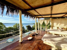 1 sala de tratamiento, manicura y pedicura, masajes