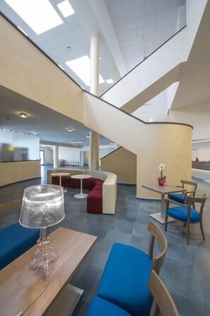 Bar-salon dans le hall