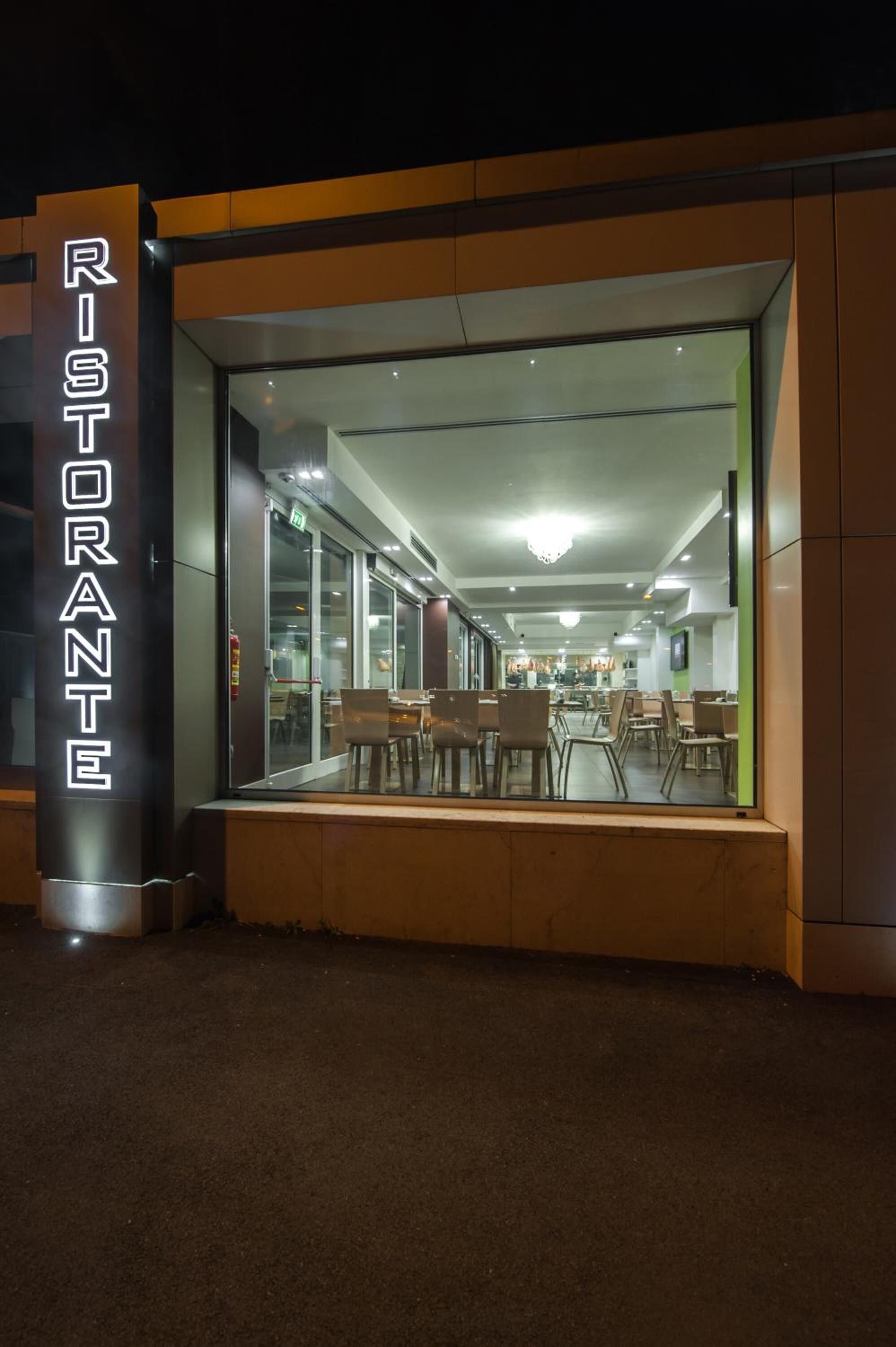 A restaurant with a glass facade and a sign reading "RISTORANTE".