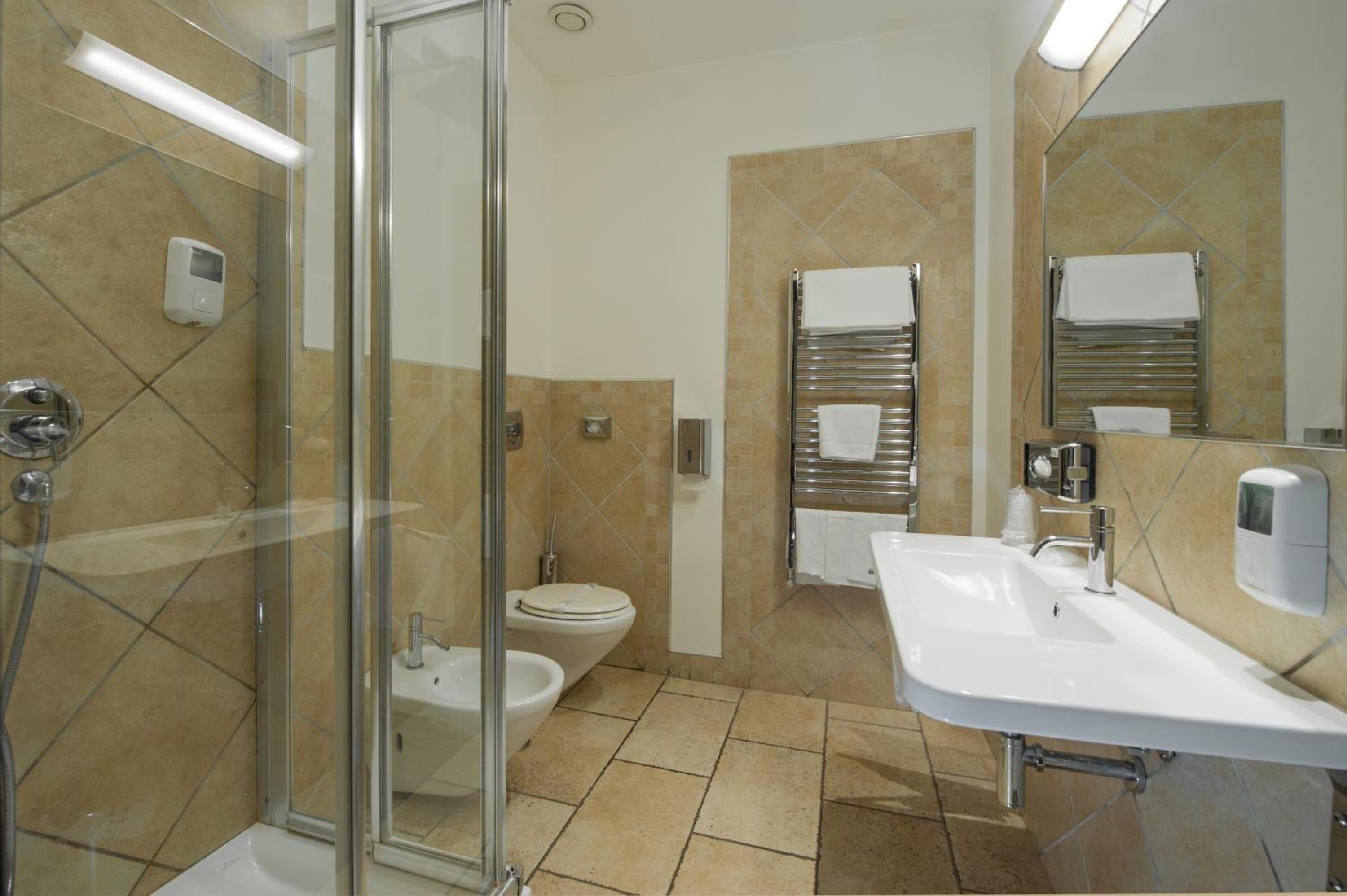 Ducha, artículos de tocador gratuitos, secador de pelo, pantuflas