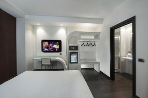 Minibar, coffres-forts dans les chambres, bureau, rideaux occultants