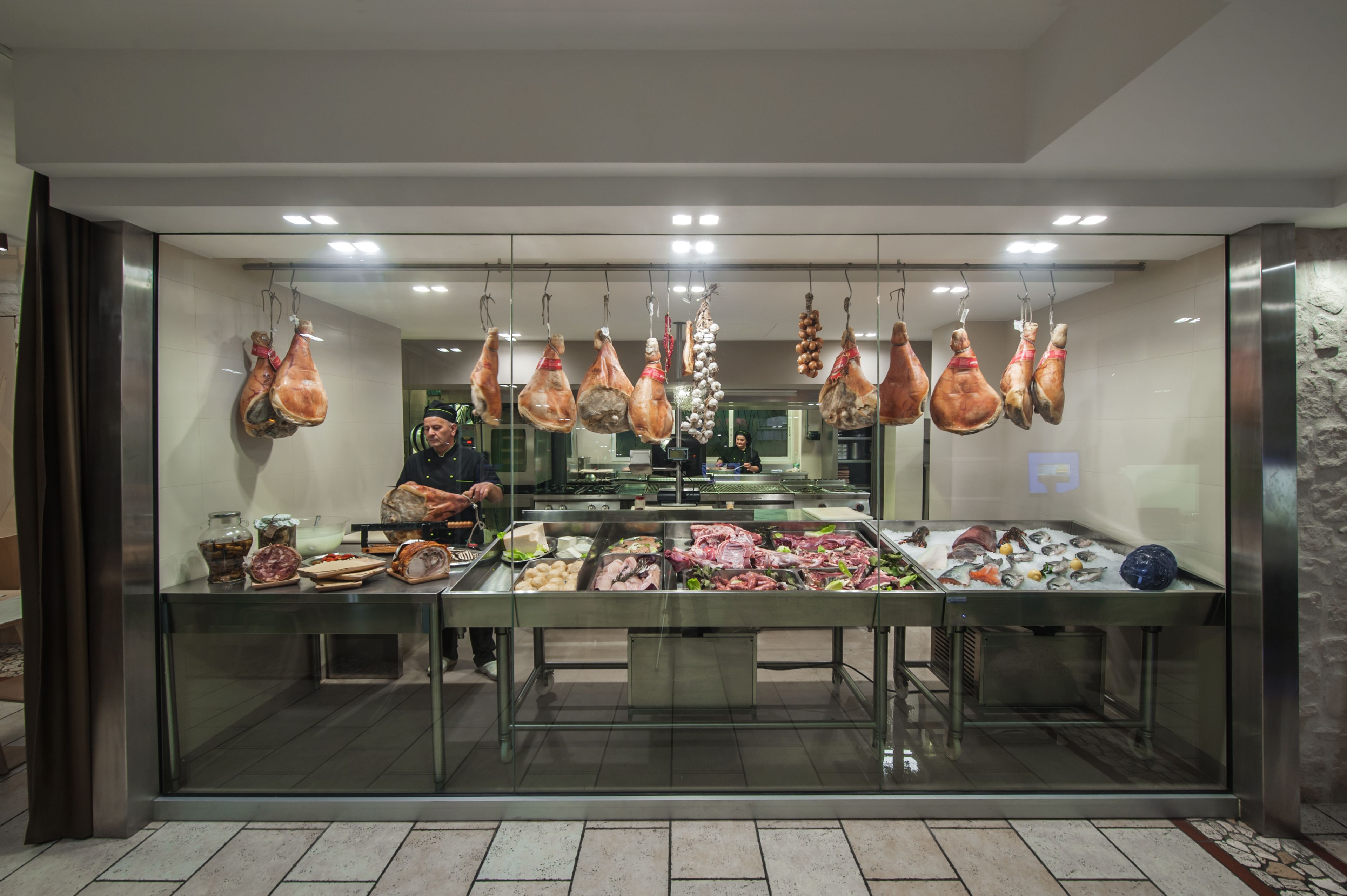 朝食、ランチ、ディナーに営業 (郷土料理)