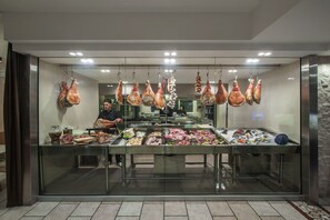 Petit déjeuner et déjeuner servis sur place, spécialités Cuisine locale