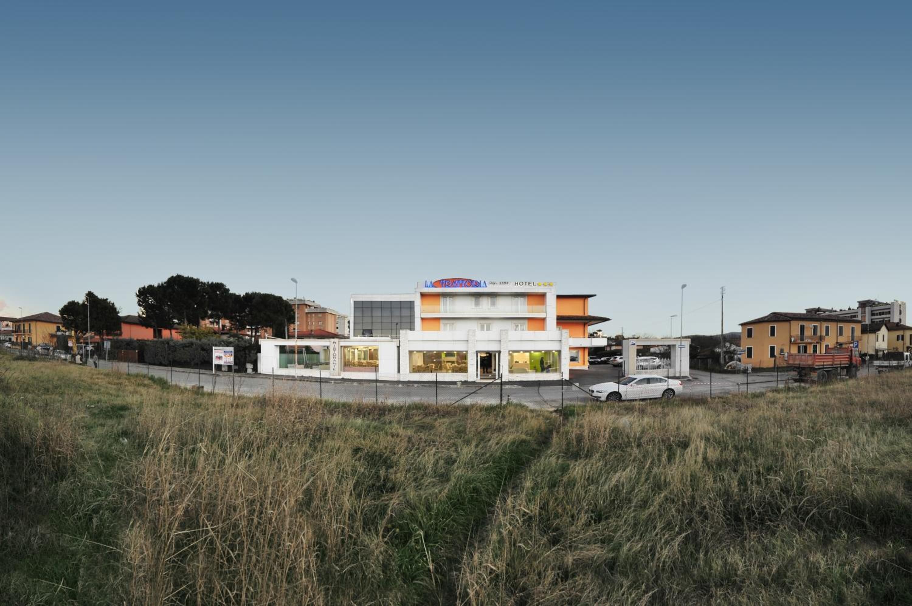 Un hotel dal design moderno, caratterizzato da una struttura su due piani con tetto piatto e un cartello ben visibile.