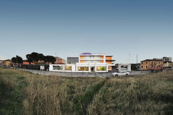 A hotel with a modern design, featuring a two-story structure with a flat roof and a prominent sign. - Hotel Testani Frosinone (Frosinone)