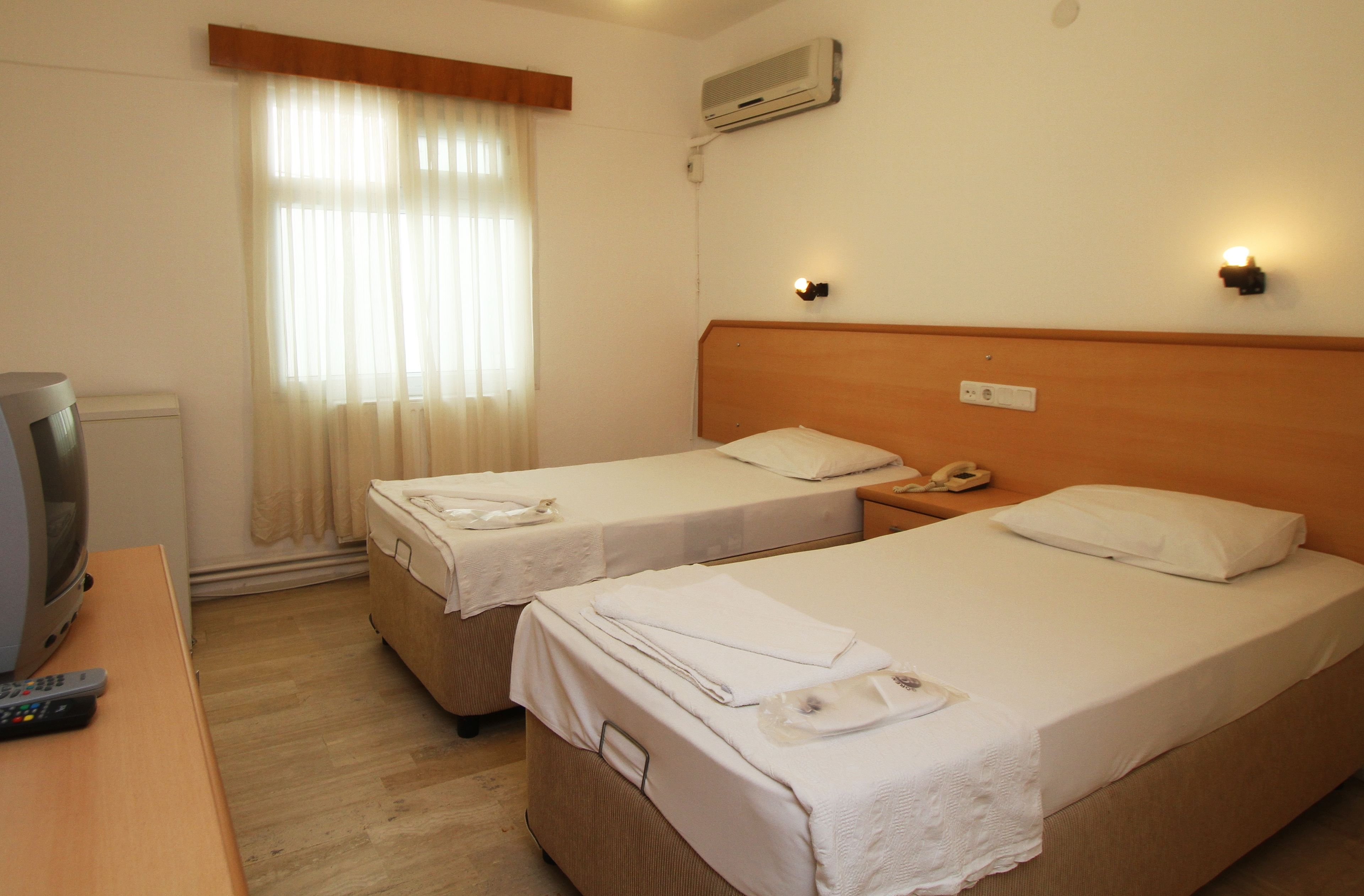 standard double or twin room | 1 bedroom, in-room safe, laptop workspace, rollaway beds