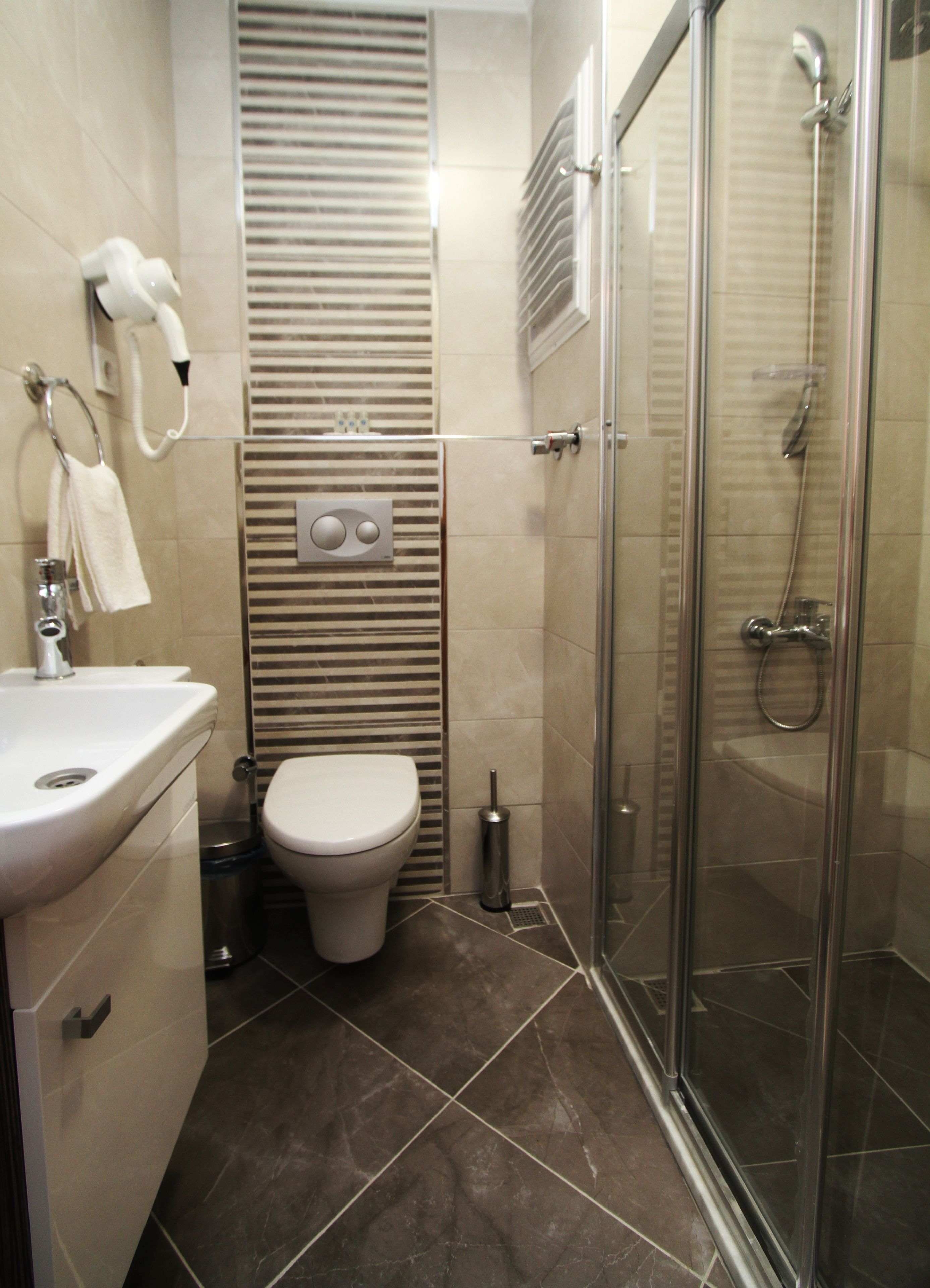 standard triple room | bathroom | shower, free toiletries, hair dryer, slippers
