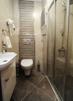 Standard Triple Room | Bathroom | Shower, free toiletries, hair dryer, slippers - Goren Hotel (Cesme)