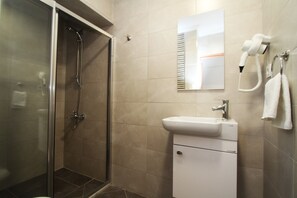 Dusche, kostenlose Toilettenartikel, Haartrockner, Hausschuhe