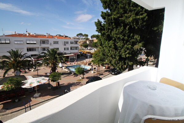 客房内保险箱、笔记本电脑工作区、折叠床/加床（额外收费）、免费 WiFi