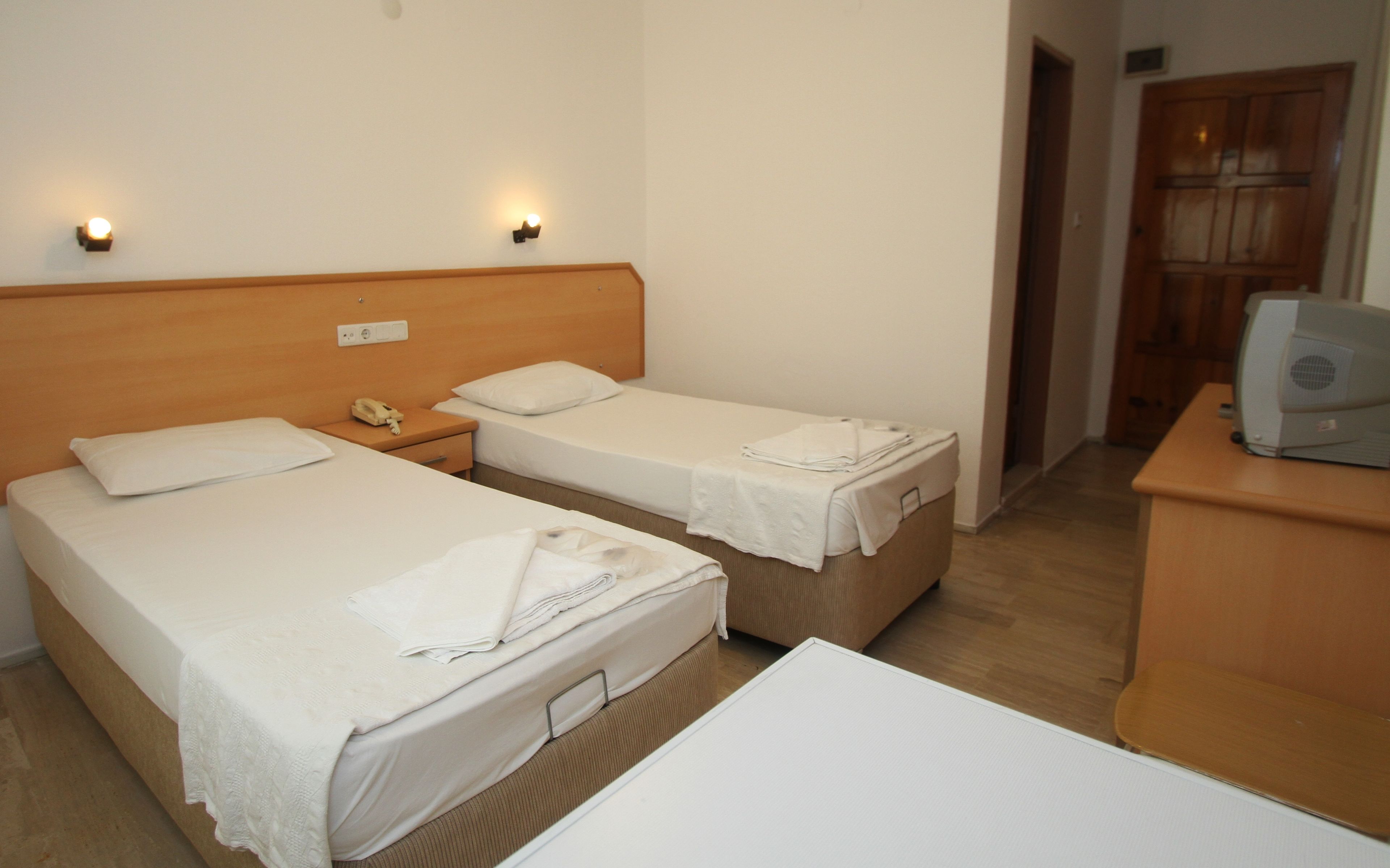 standard double or twin room | 1 bedroom, in-room safe, laptop workspace, rollaway beds