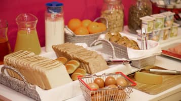 Dagelijks continentaal ontbijt (EUR 11 per persoon)
