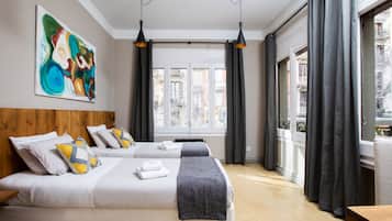 Economy kamer, 1 twee- of 2 eenpersoonsbedden (Shared Toilets) | Individueel gedecoreerd, individueel gemeubileerd, een bureau