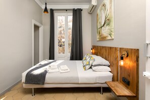 Decoración personalizada, muebles diferentes, escritorio y wifi gratis 