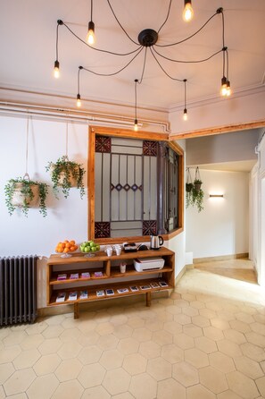 Reception - Jardinets Guest House (Barcelona)