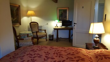 Decoración personalizada, muebles diferentes y escritorio 