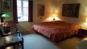 Double Room | Individually decorated, individually furnished, desk, iron/ironing board - Weis Stue (Ribe)