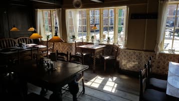 Der serveres frokost, aftensmad og lokale retter