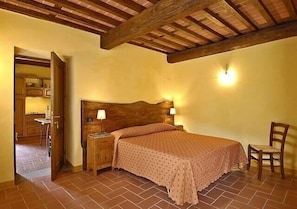Escrivaninha, berços (sobretaxa), Wi-Fi de cortesia, roupa de cama