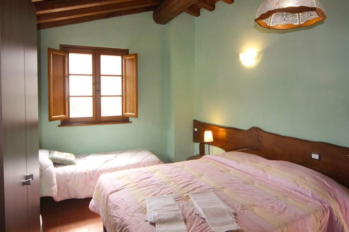 Estudio clásico | Escritorio, cunas, wifi gratis y ropa de cama