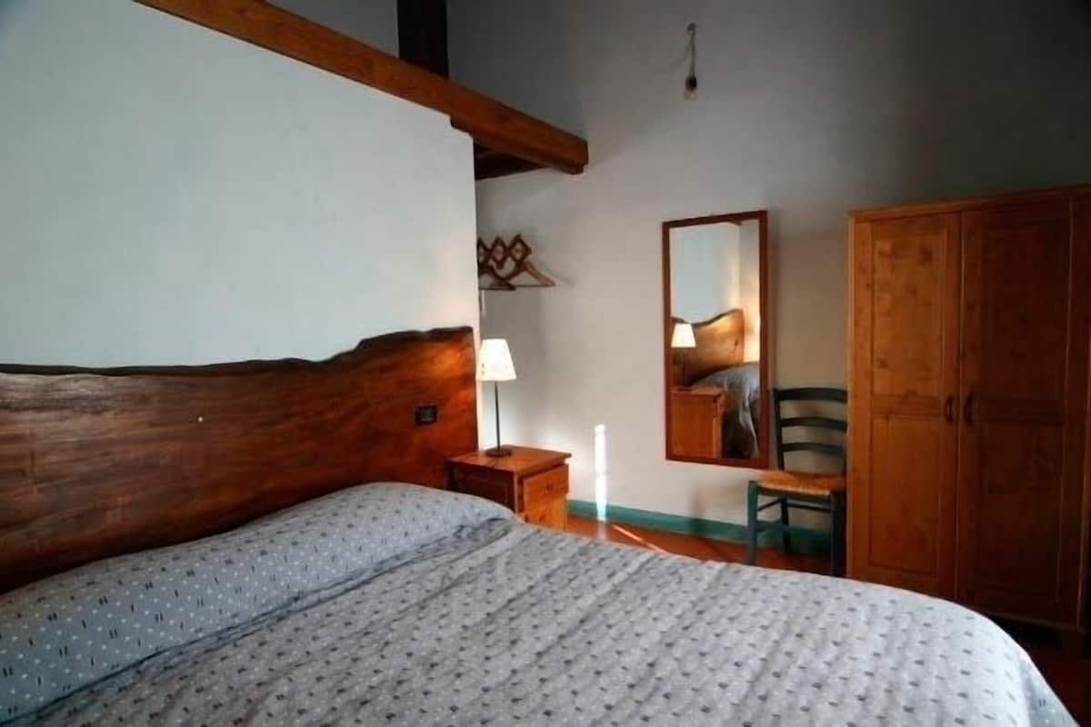 Habitación doble Deluxe | Escritorio, cunas, wifi gratis y ropa de cama