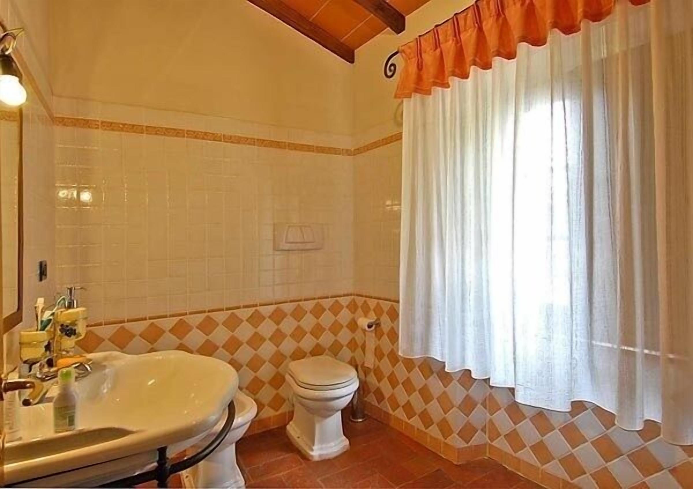 Een douche, gratis toiletartikelen, een haardroger, een bidet