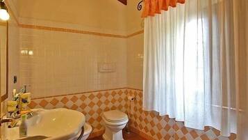 Een douche, gratis toiletartikelen, een haardroger, een bidet