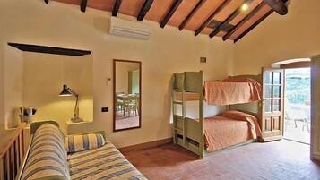 Schreibtisch, Babybetten, kostenloses WLAN, Bettwäsche