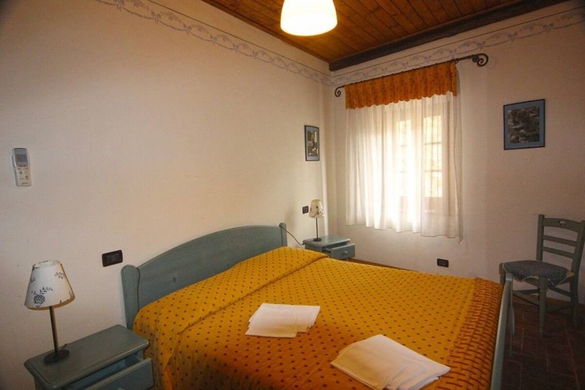 Een bureau, babybedden (toeslag), gratis wifi, beddengoed