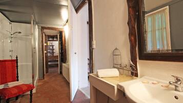 Casa de campo, baño privado, vistas al jardín (La Colombe) | Baño | Artículos de higiene personal gratuitos, secador de pelo y toallas