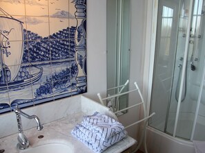Habitación con 1 cama matrimonial o 2 individuales, baño en la habitación (La Beauvoir) | Baño | Amenidades de baño gratuitas, secadora de cabello, toallas 