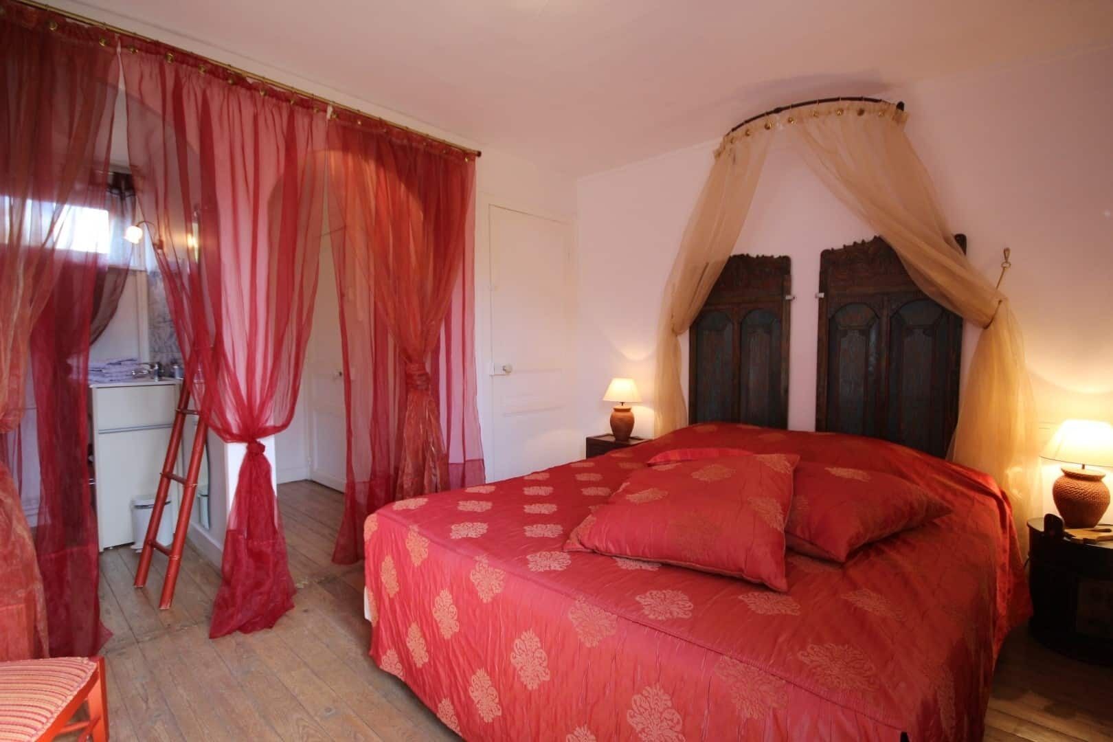 Une chambre à coucher avec un grand lit, un bureau et une chaise.