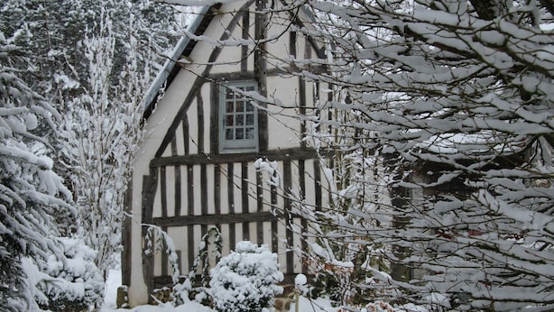 A traditional half-timbered house with a snow-covered garden and a narrow pathway leading to the entrance. - Le Pommenial de la Hérissonnière (Saint-Aubin-de-Bonneval)