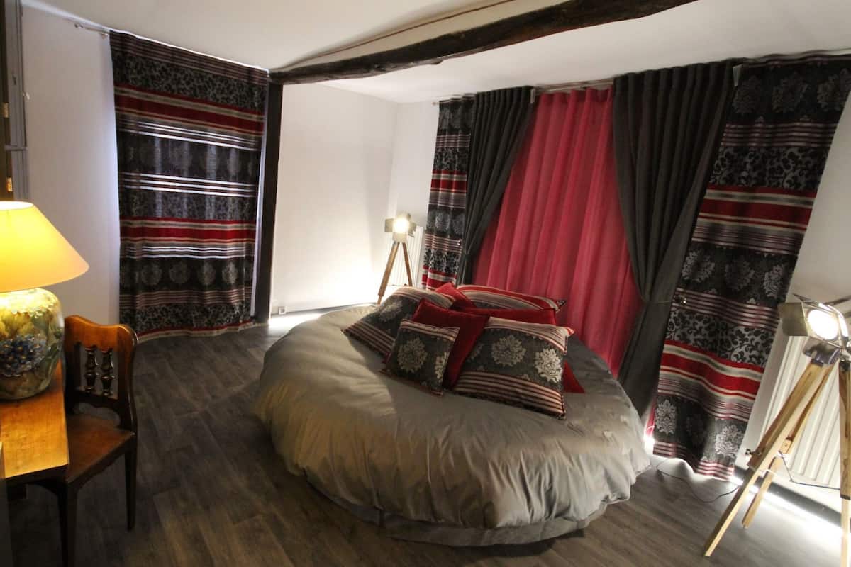 Chaumière, salle de bain attenante, vue sur le jardin (La Colombe) | 1 chambre, literie de qualité, fer et planche à repasser