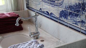 Habitación con 1 cama doble o 2 individuales, baño privado, vistas al jardín (La Beauvoir) | Baño | Artículos de higiene personal gratuitos, secador de pelo y toallas