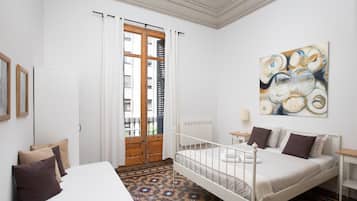 Driepersoonskamer, en-suite badkamer | Donsdekens, een bureau, een strijkplank/strijkijzer, gratis wifi