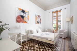 Triple Room, Ensuite | Down comforters, desk, iron/ironing board, free WiFi - CasaNova Guest House (Barcelona)