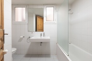 Economy Double Room, Shared Bathroom | Bathroom | Shower, free toiletries, hair dryer, towels - CasaNova Guest House (Barcelona)