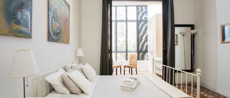 Habitación doble, baño en la habitación | Edredón, escritorio, tabla de planchar con plancha y wifi gratis