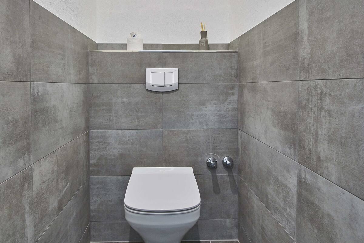 deluxe double room | bathroom | shower, free toiletries, hair dryer, towels